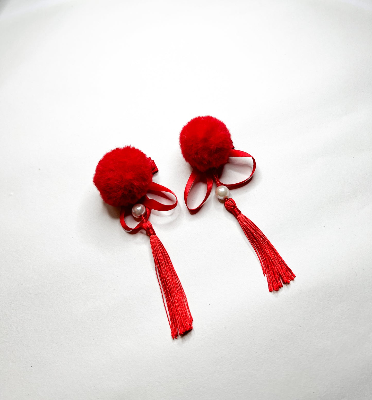 Lunar Pom Pom set of 2in 1 hair clip / clip on earring