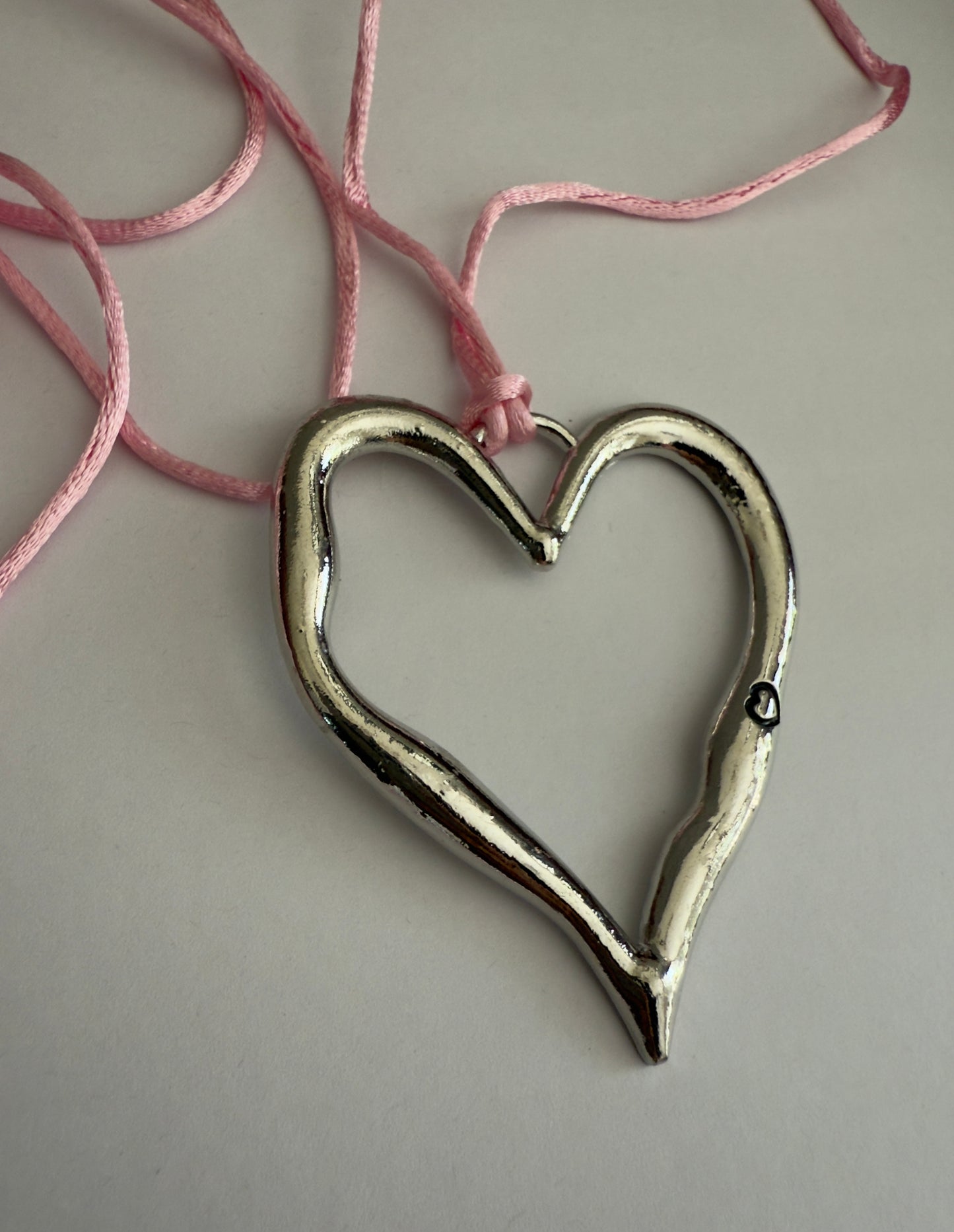 Metal heart choker