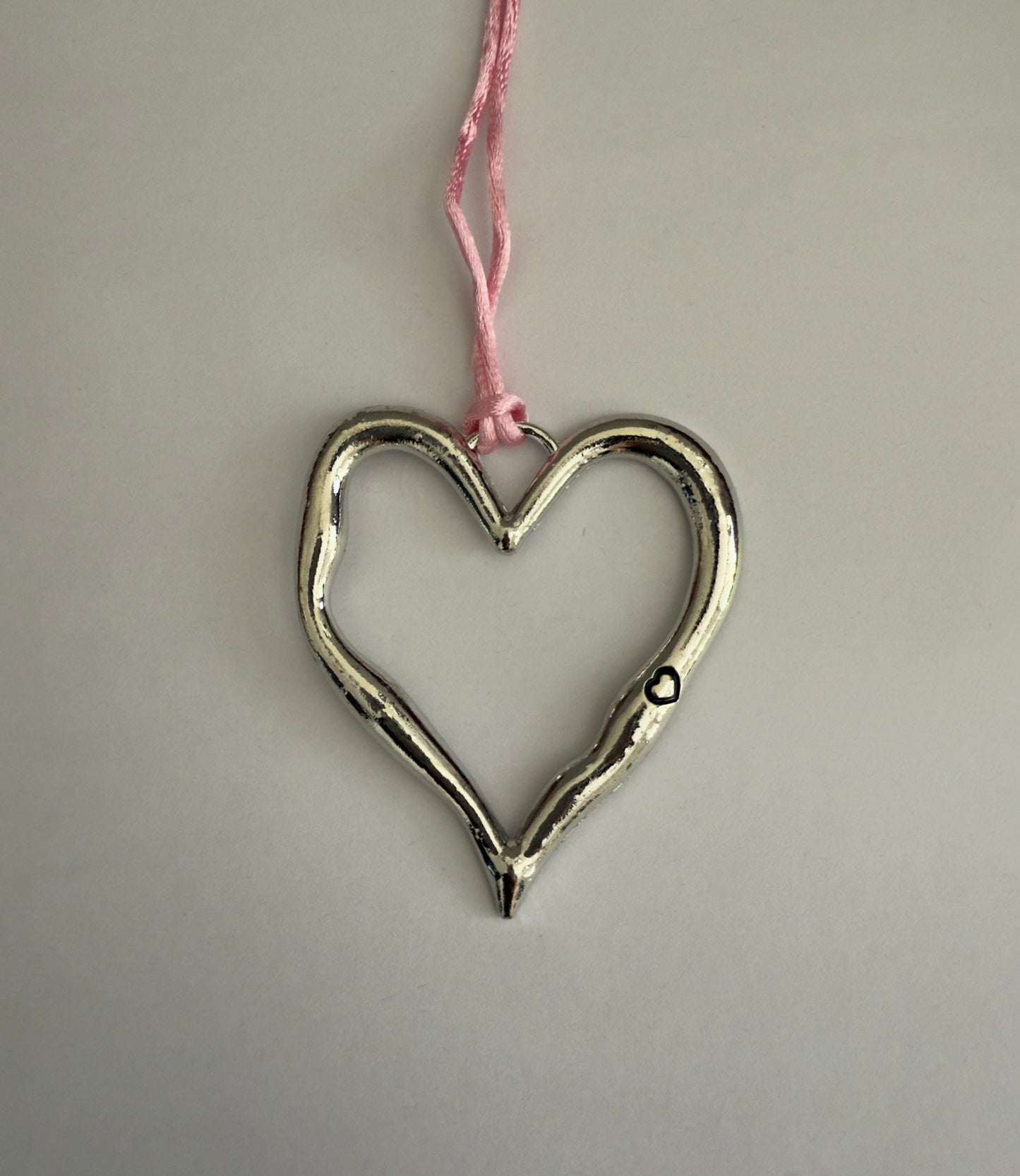 Metal heart choker